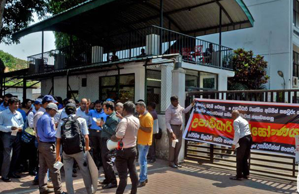 සංවර්ධන නිලධාරීනුත් මහ පාරේ