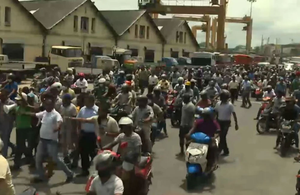 වරායේ වැඩ වර්ජනයක් !