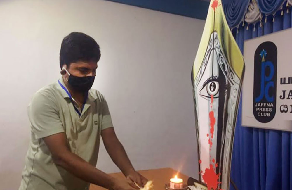 මාධ්‍යවේදියාගේ ඝාතකයන් තවම සොයාගෙන නෑ : අනුස්මරණයට බුද්ධි නිලධාරීන් රැසක් ඇවිත් !