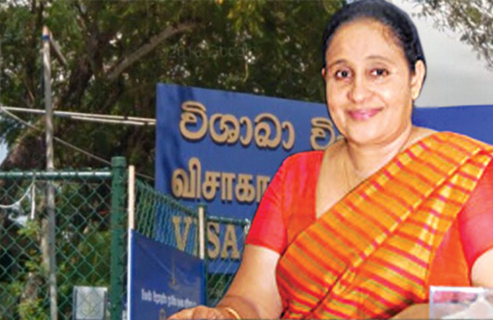 දැරියන් බඳවා ගන්නට ගොස් ප්‍රශ්න හදාගත් ප්‍රින්සිපල් තාම වැඩ!