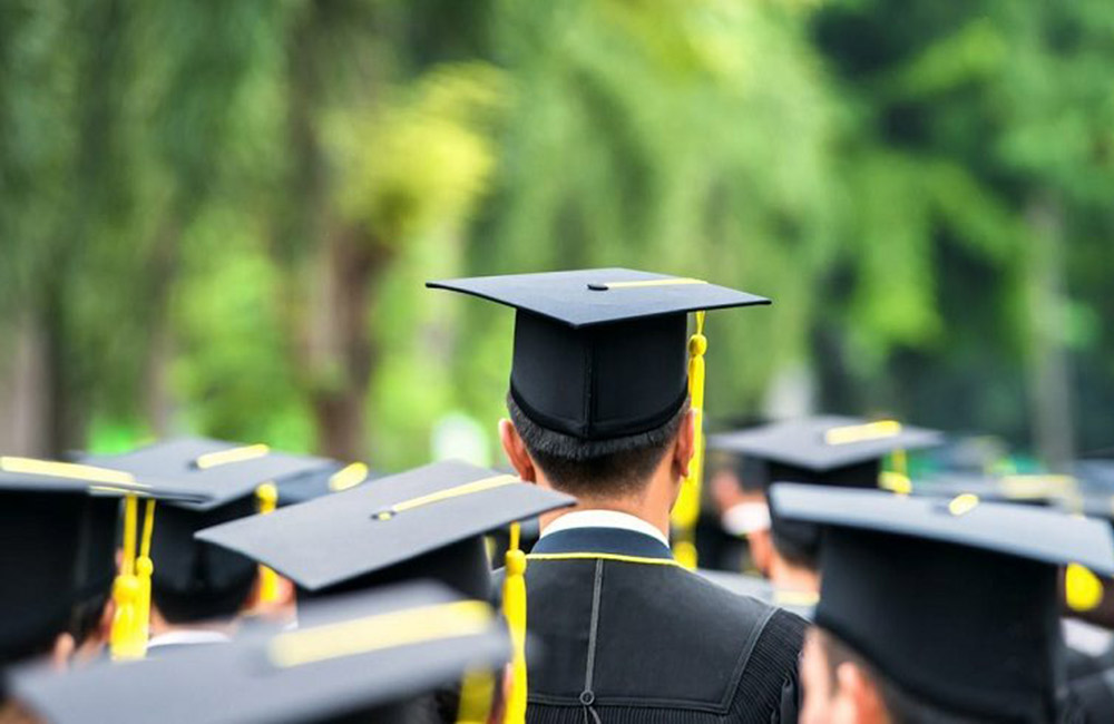 උපාධිධාරීන් බඳවා ගැනීම් අත්හිටුවීමට දන්වයි !