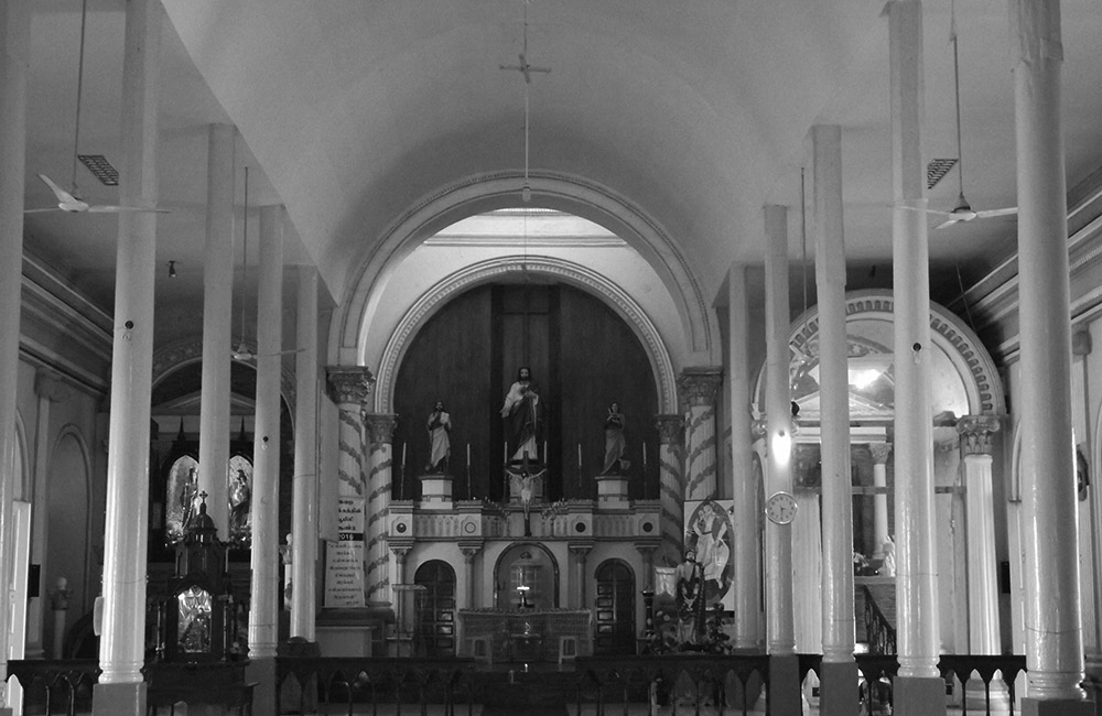 උතුරත් අවධානමේ : කොරෝනා ආසාදිත දේවගැතිවරයෙකුගේ දේව මෙහෙයට 150ක් ඇවිත් !