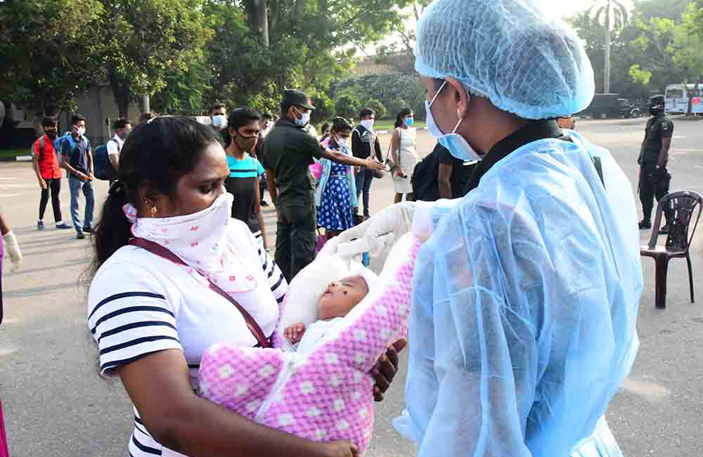 කොරෝනා අස්සේ : වෙළෙඳ කලාප කම්කරුවන් පඩි නැතුව ගෙදර යවලා !