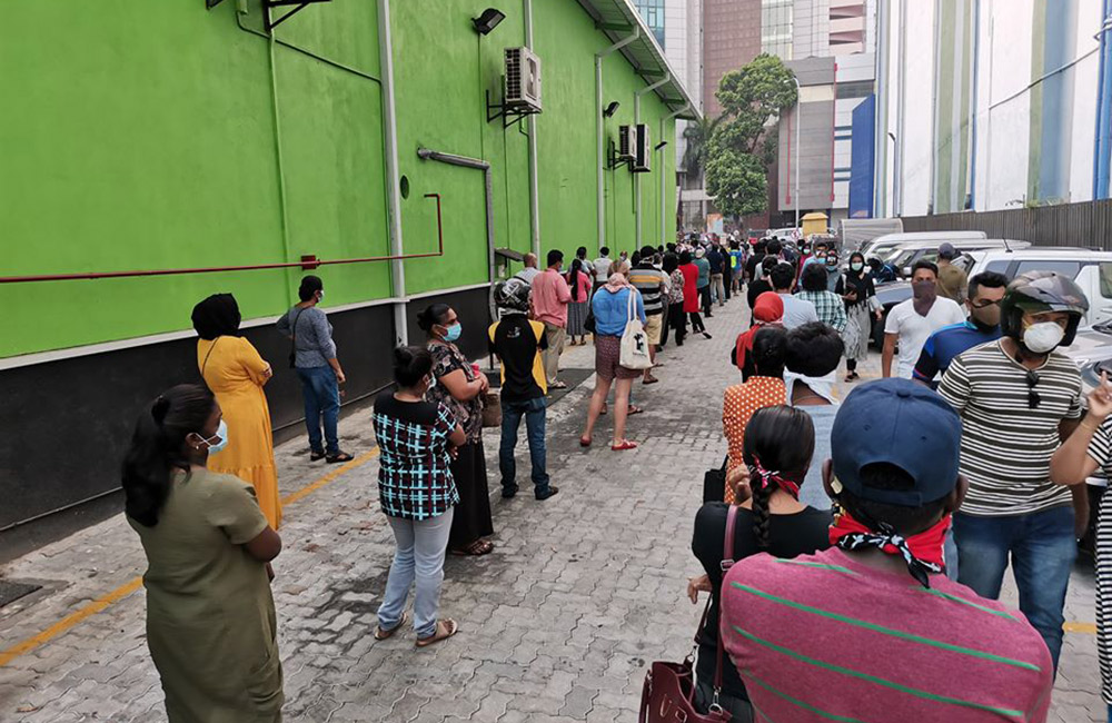 ඇඳිරි නීතිය 2ට : ඉන්නේ පෝළිමේ නම් බඩු අරගෙනම ගෙදර යන්න !