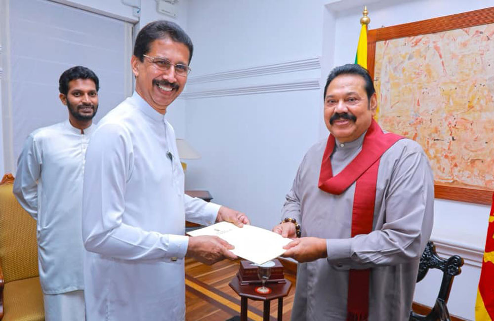 මණ්ඩලේ කචල් ඉස්මුරුත්තාවට : ඉන්දික - රේණුක ගැටුමෙන් රේණුක ඉල්ලගෙන ගෙදර යයි !