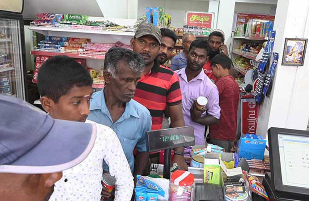 කොරෝනා ආසාදිතයන් 51 දක්වා ඉහළට : විනෝද චාරිකා තහනම් : මිනිස්සු සැමන් -පරිප්පු පෝලිමේ !