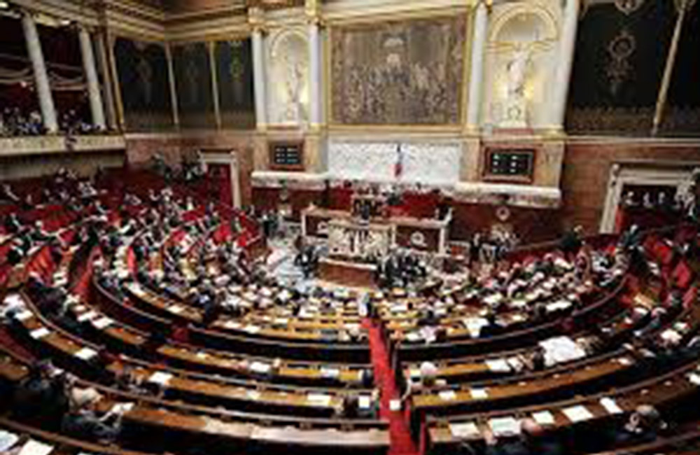 ප්‍රංශය නැවත විවෘත කිරීමේ ආණ්ඩුවේ සැළසුම පාර්ලිමේන්තුවේ දී පරාජය වෙයි....