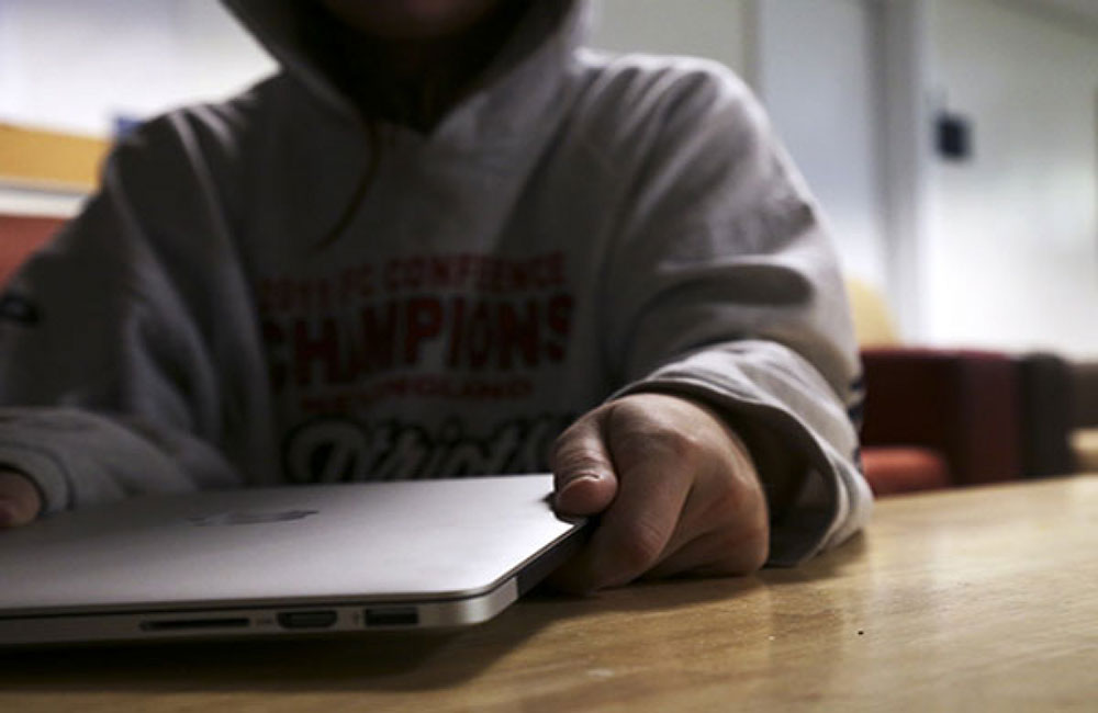 නොමිලේ ලැප් දෙනවා කියා පෞද්ගලික තොරතුරු උස්සන ගේමක් !