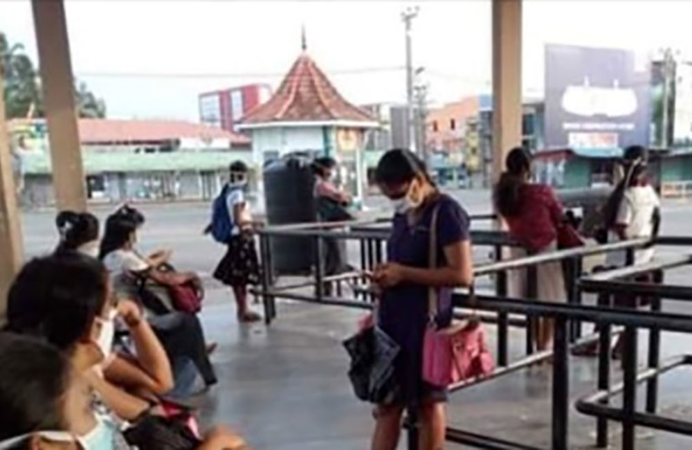 පේරාදෙණියේ හෙද විරුවන් මග බස්සවලා !