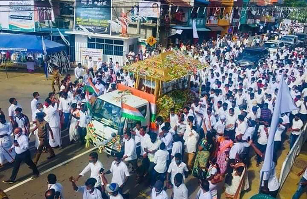 රෙස්පට් ස :  සෞඛ්‍ය ක්ෂේත්‍රයේ ඉහළම බලධාරියාට තොණ්ඩමන් පවුලෙන් තගක් !