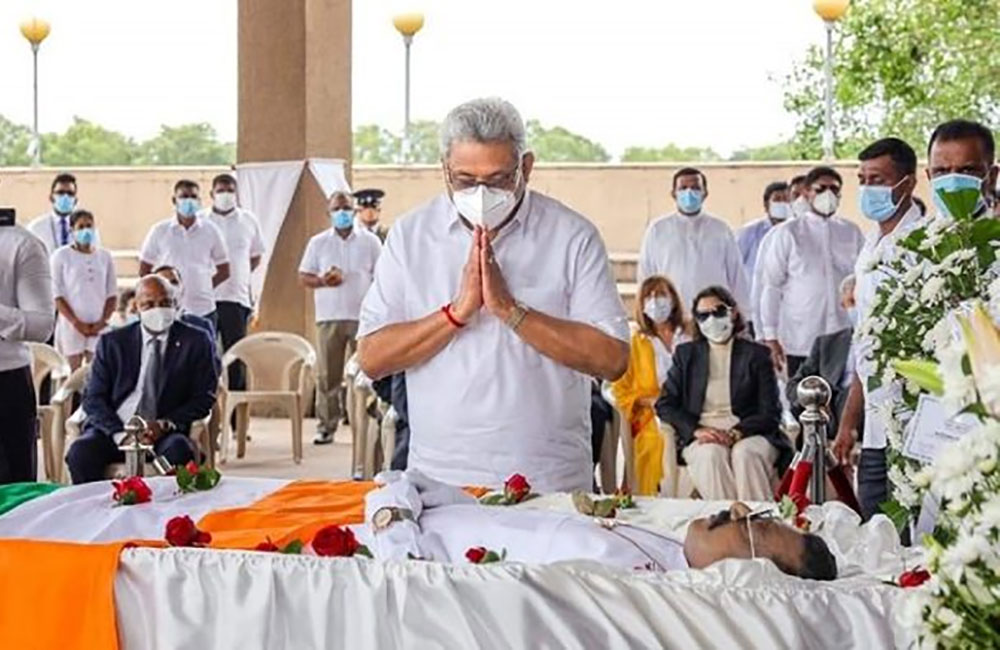 නීතියේ රෙස්පට් සාමාන්‍ය ජනතාවට :  නිරෝධායන නීති කැඩුවට පස්සේ ඇඳිරි නීතිය දායි !