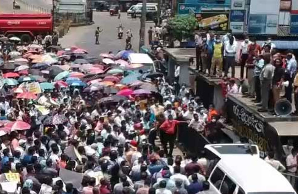 බදුලු ගුරු-විදුහල්පති උද්ඝෝෂණයක්