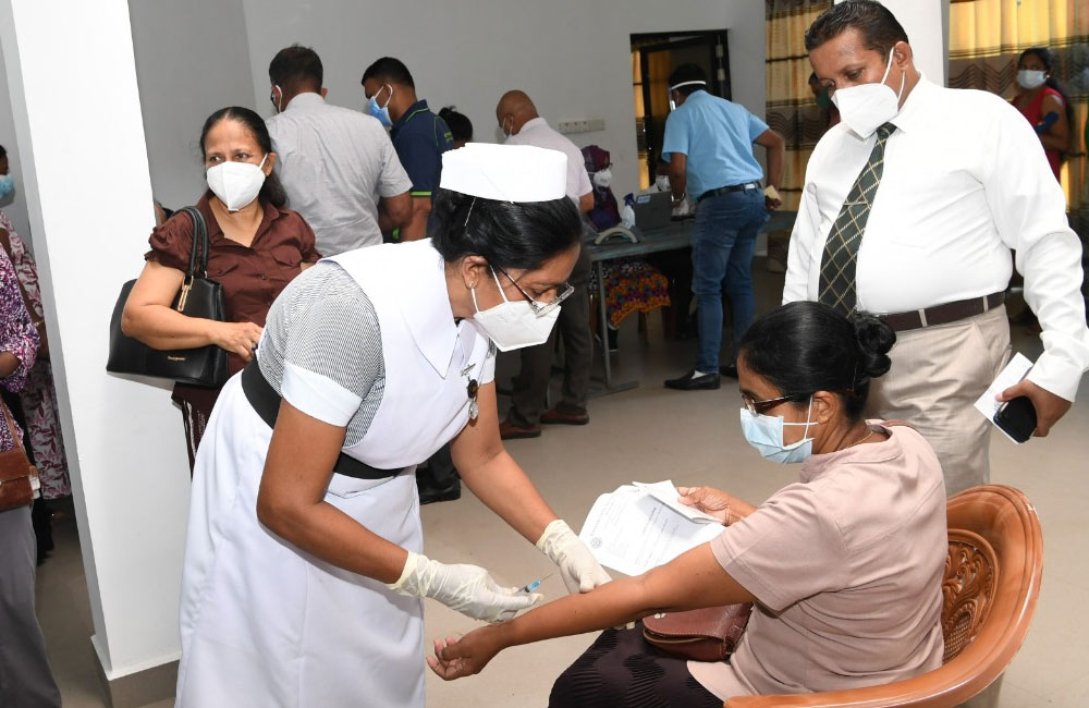 කොවිෂීල්ඩ් එන්නතේ දෙවන මාත්‍රාව සෞඛ්‍ය සෞඛ්‍ය අංශ වෙත ලබා දෙයි