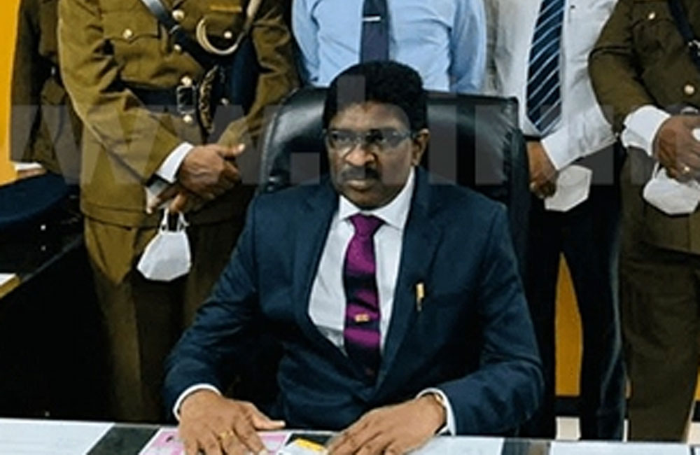 සුරාබදු කොමසාරිස් පඹයෙක් ? : 'දිසා නායකයෙක්' ගේම් පිට ගේම් ගසයි ?