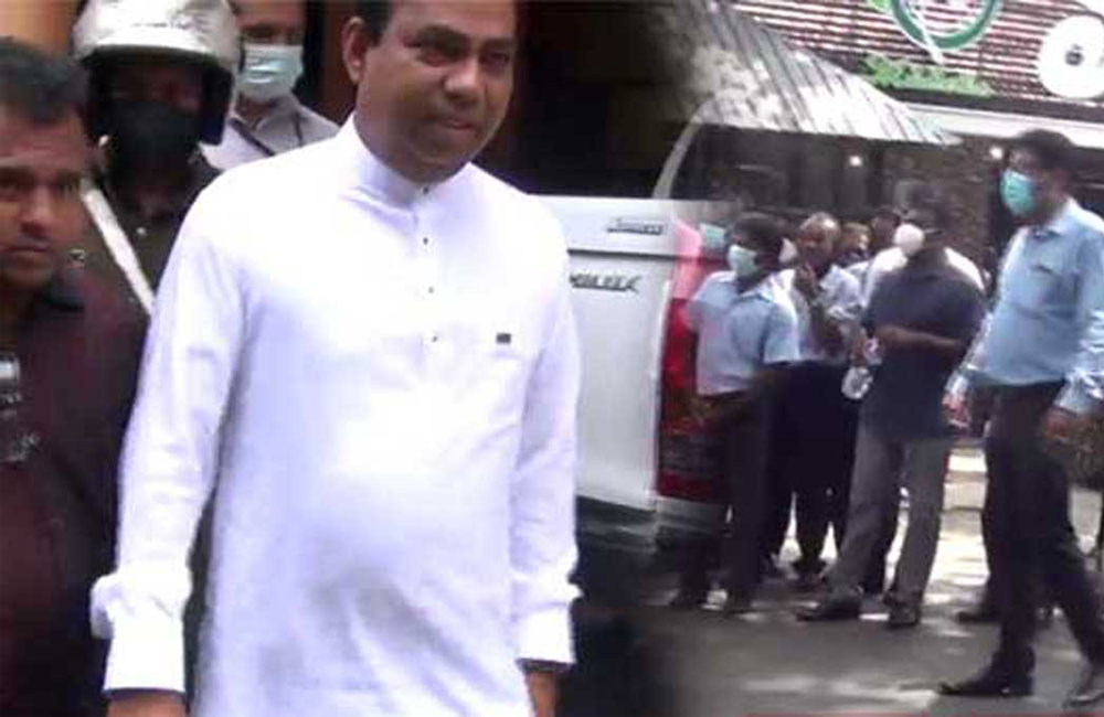  බිත්තර පාරක් සමග පොහොට්ටු මන්ත්‍රීට ලැබුණු පොහොට්ටු පොඩ්ඩන්ගේ ප්‍රතිචාරය !