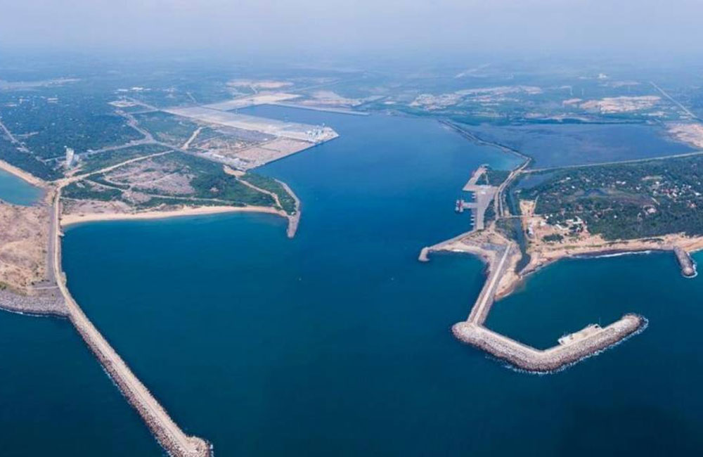 චීන තෑගි එයි : කිසිම අවසරයක් නැතුව උපද්‍රවකාරි රසායනික ද්‍රව්‍ය නැවක් හම්බන්තොට !