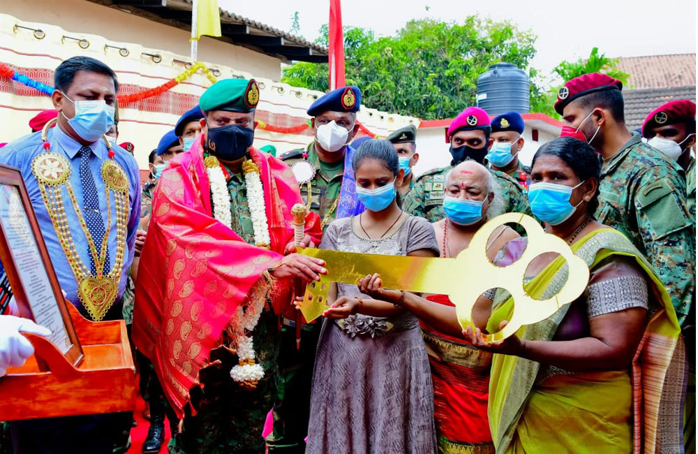 යාපනය ප්‍රදේශයේ අවශ්‍යතා සහිත පවුලක් සදහා නිවසක් යුද්ධ හමුදාපති සුරතින් 