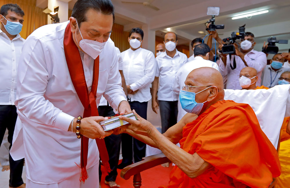 මුරුත්තෙට්ටුවේ ආනන්ද නාහිමි රචිත ග්‍රන්ථ දෙකක් අග්‍රාමාත්‍යතුමාට පිළිගන්වති