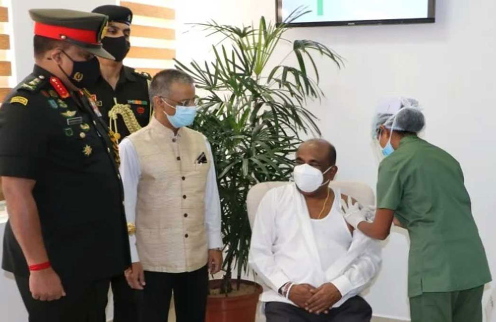 ධම්මික පැණිය මාත්‍රාවට බීපු කතානායක කොරෝනා එන්නතත් ගනියි !