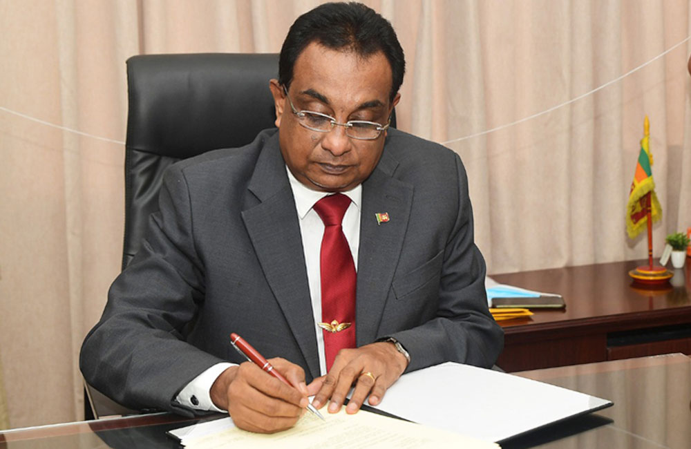 ආණ්ඩුවේ මත ගැටුම් උග්‍ර වෙයි : කෘෂිකර්ම ලේකම් හමුදා ප්‍රධානියා ඉල්ලා අස්වෙයි !