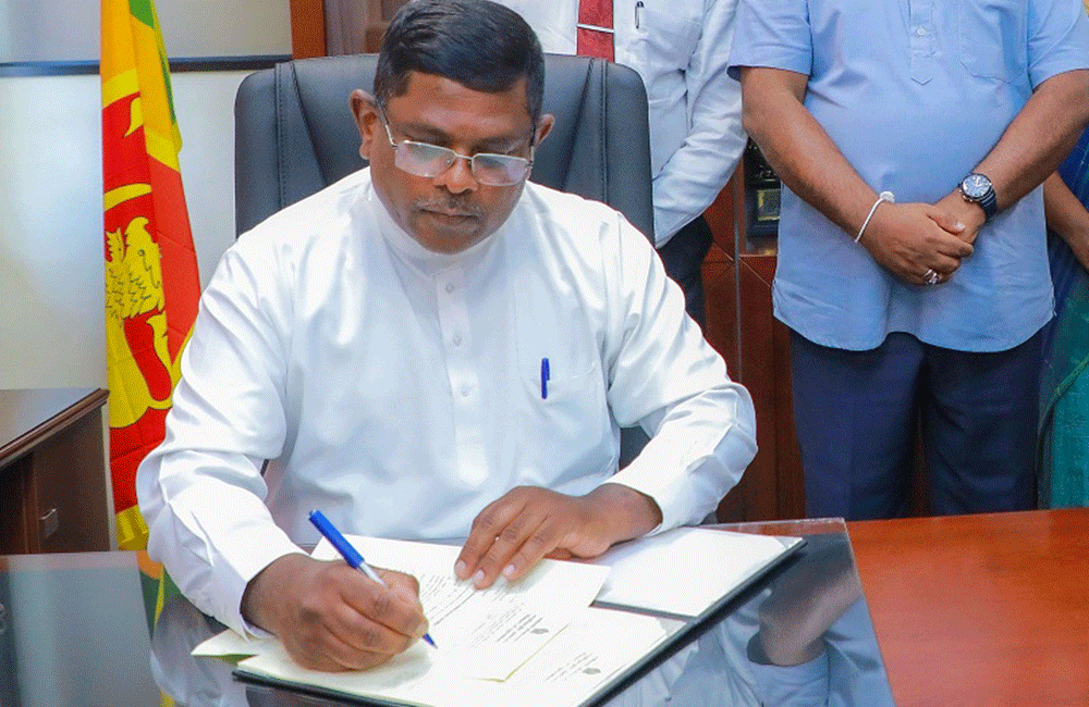 කෘෂිකර්ම ලේකම් ඉල්ලා අස්වෙයි !