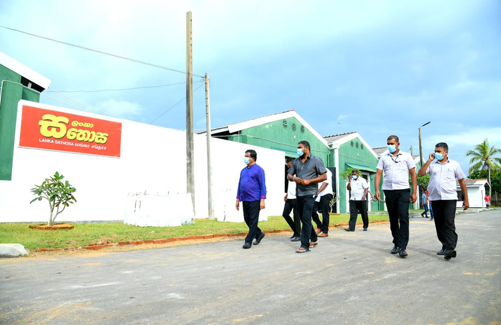 ඇමති බන්දුල බූස්ස සතොස ගබඩාවට කඩා පනී: ගබඩා කළමණාකරුගේ වැඩ තහනම්!