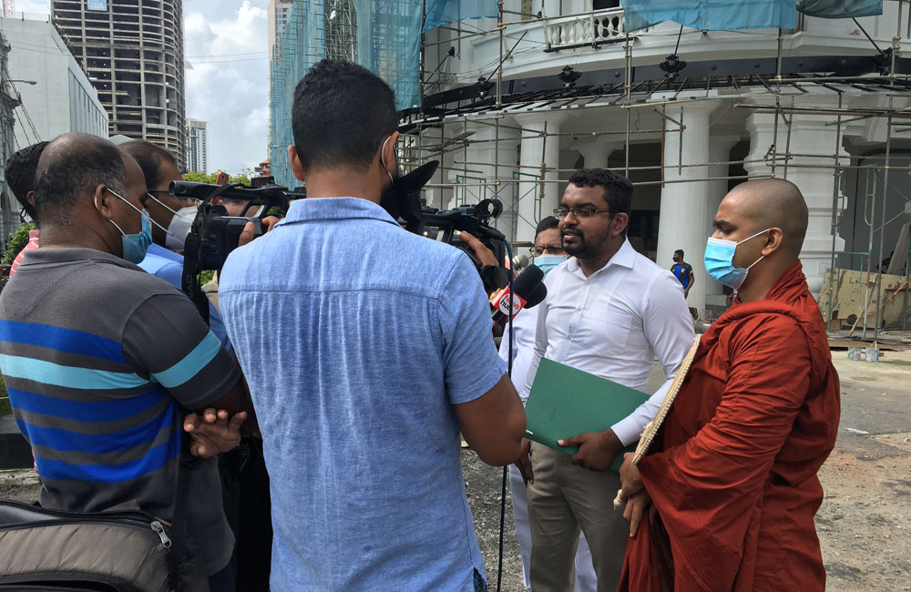 දිලිත් ජයවීරට හා දෙරණට එරෙහිව පොලිස් මූලස්ථානයට පැමිණිල්ලක් !