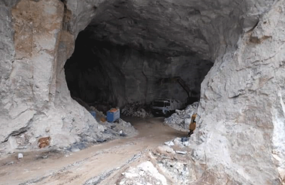 නීති විරෝධි ඩොලමයිට් දෝනාවක් නිසා මහනුවරම අවධානමේ ! (ජායාරූප )