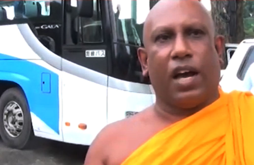 භික්ෂු විරෝධය මහපාරේ  : යුක්‍රේන් නඩේ දළදා මාළිගාවේ !