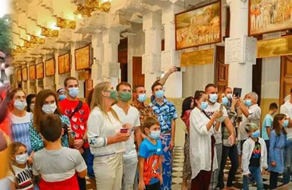 යුක්‍රේන සංචාරකයන් ඇවිත් ගියා : දළදා මාලිගා පරිශ්‍රයේත්  කොරෝනා !