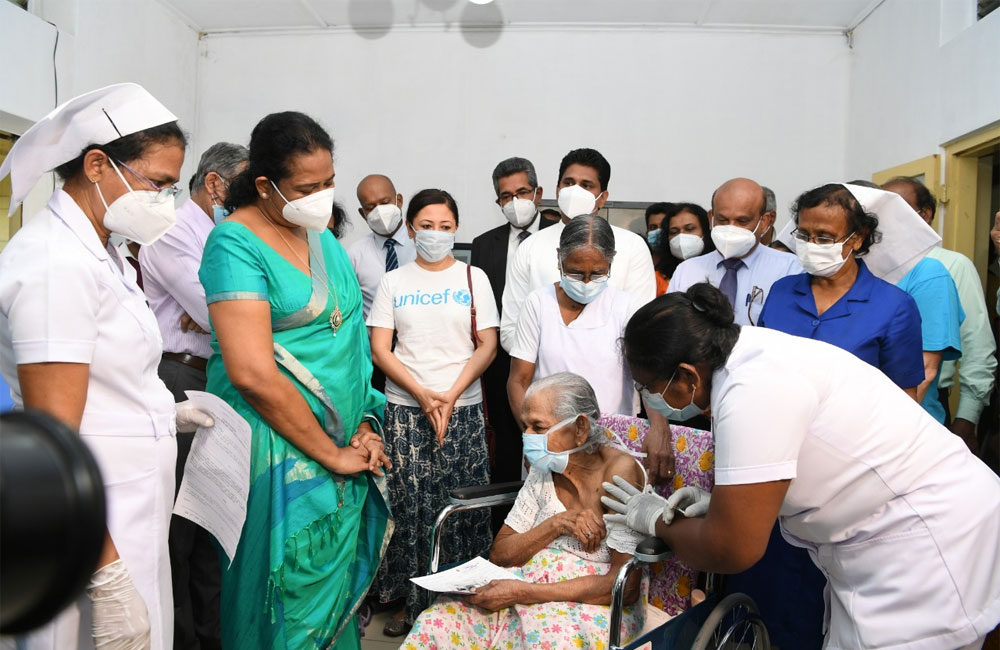 අවුරුදු 60 වැඩි වැඩිහිටියන් හට එන්නත් ලබා දීම අරඹයි