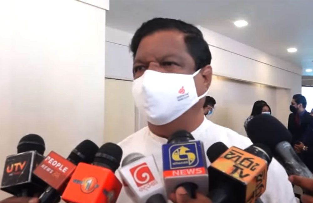 කහ ප්‍රශ්නයට බන්දුලට මළ පනී : මාධ්‍යවේදියාට කුණු බැනුම් ! (වීඩියෝ )