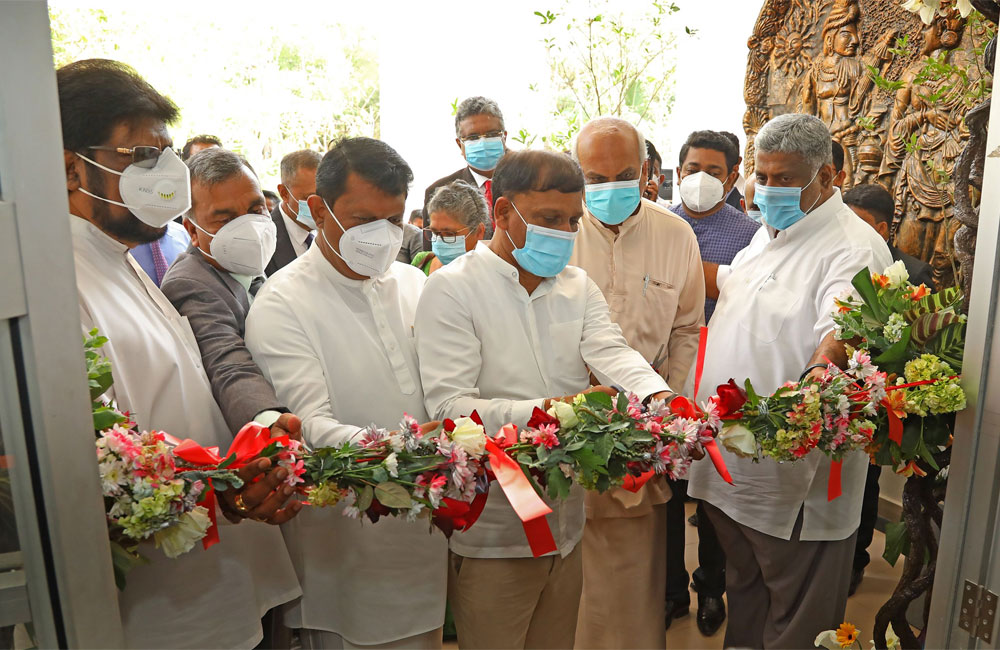 පළමු දේශීය වෛද්‍ය විද්‍යාලය විවෘත කෙරේ