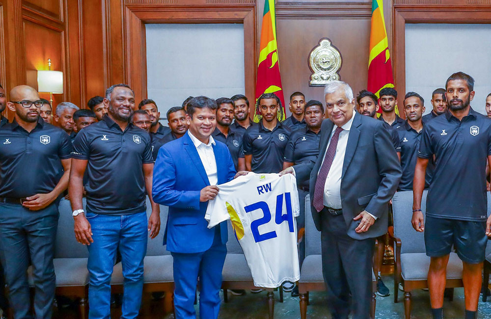 වැඩ පෙන්නූ ජාතික  පාපන්දු කණ්ඩායම ජනපති හමු වෙයි : 24 ජර්සිය ජනාධිපතිට !