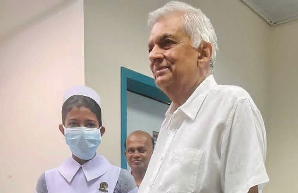 රනිල් වික්‍රමසිංහ රෝහලෙන් පිටව යයි..