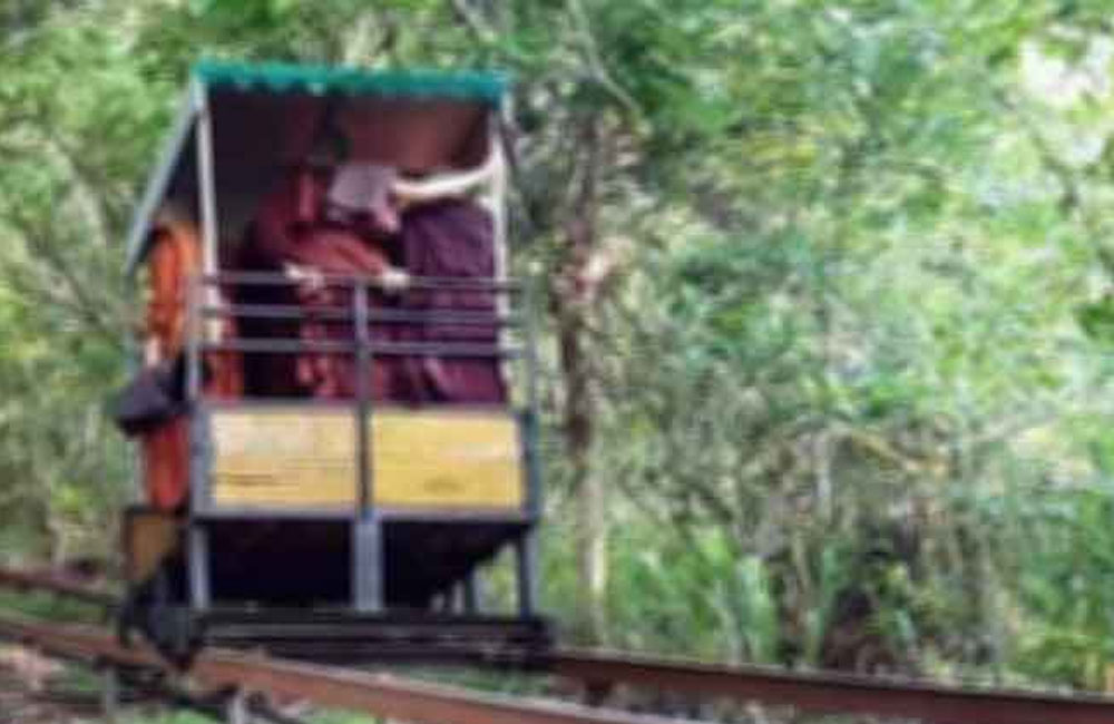 නා උයන ආරණ්‍ය සේනාසනයේ අනතුරක් : හිමිවරු දෙනමක් ඩක්කුවෙන් පැන දිවි බේරාගෙන - හත්නමක් අපවත් වෙති