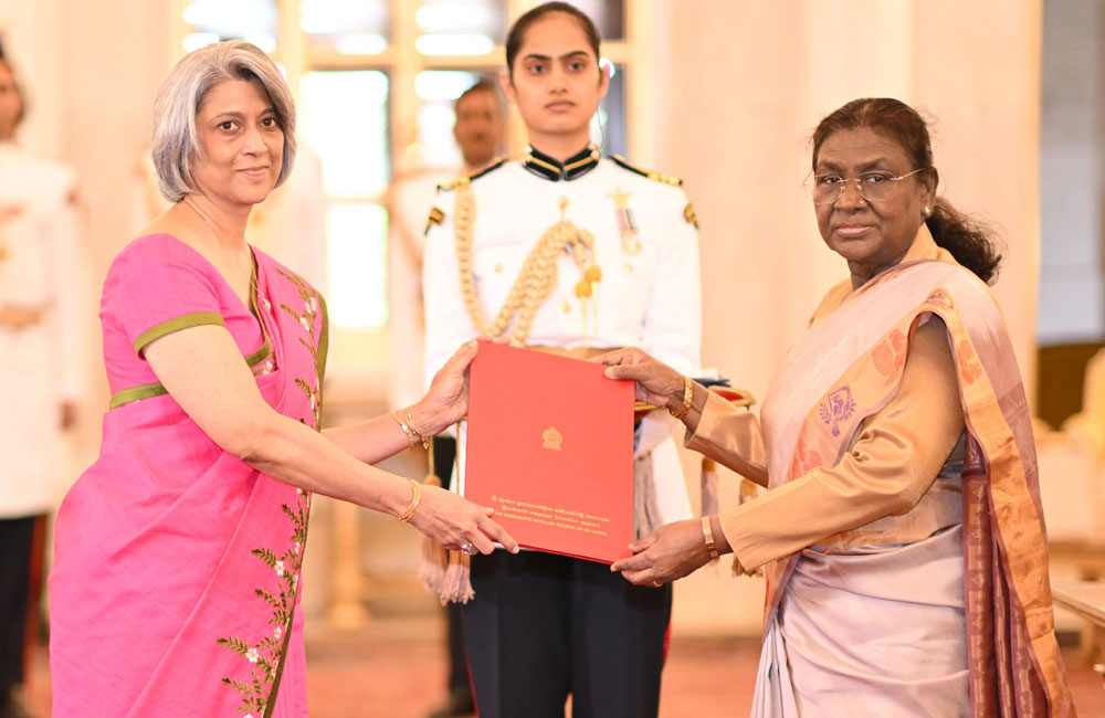 ඉන්දියාවේ ශ්‍රී ලංකා මහ කොමසාරිස්වරිය ඉන්දීය ජනපතිනියට අක්තපත්‍ර භාරදෙයි