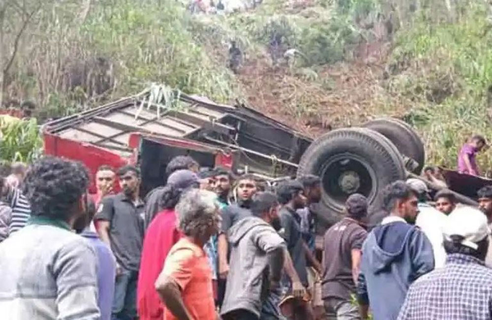 කොත්මලේ,බස්රථ අනතුරින් ජීවිත රැසකගේ දිවි අහිමි වෙයි  : අනතුරින් මිය ගිය අයට වන්දි