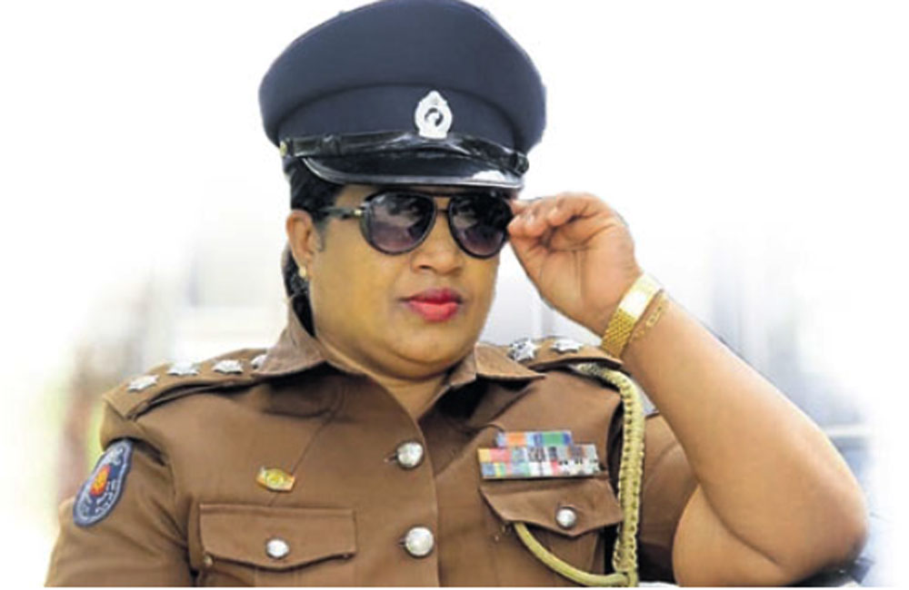 සී.අයි. වරුණිගේ ඡායාරුවට මල් දමක් පළඳවලා