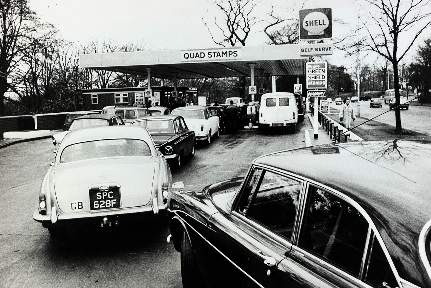 Transport, Oil, pic: 1973, Great Britain, Motorists queue for petrol during the oil crisis  (Photo by Popperfoto via Getty Images/Getty Images)