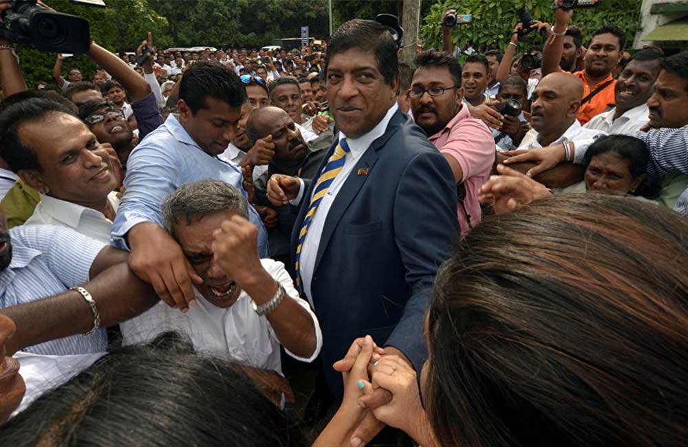 අලි "පොවන" විට "අත" කරන වැඩේ ? : රවී හෙළිකරයි