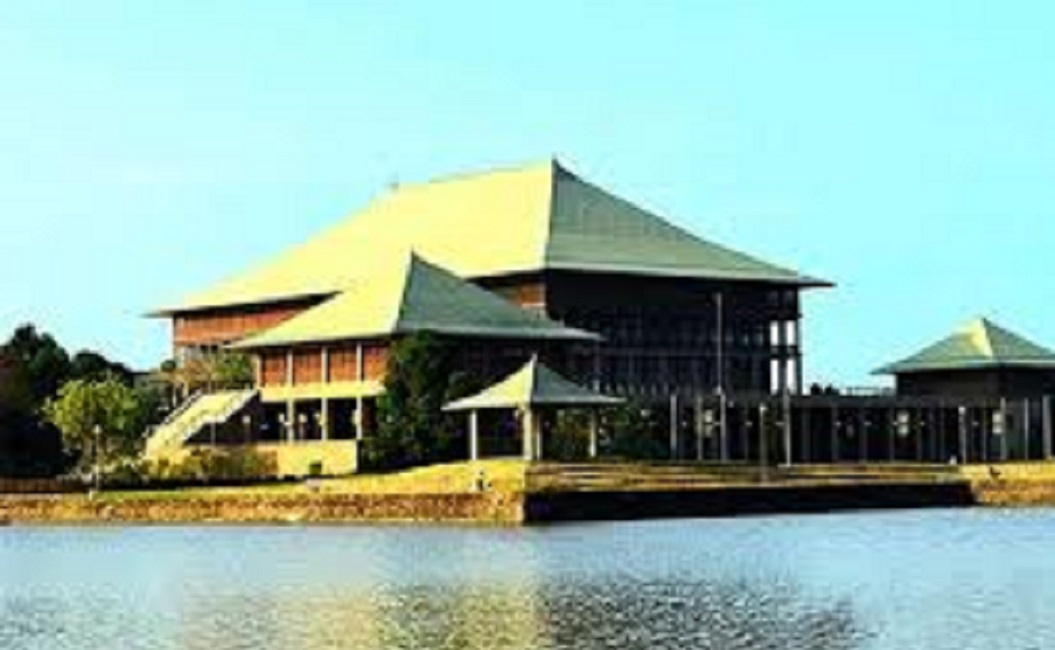 ආණ්ඩුවේ ඇමතිලා පිරිසක් : මන්ත්‍රී නිල නිවාස වලටත් විදලා !