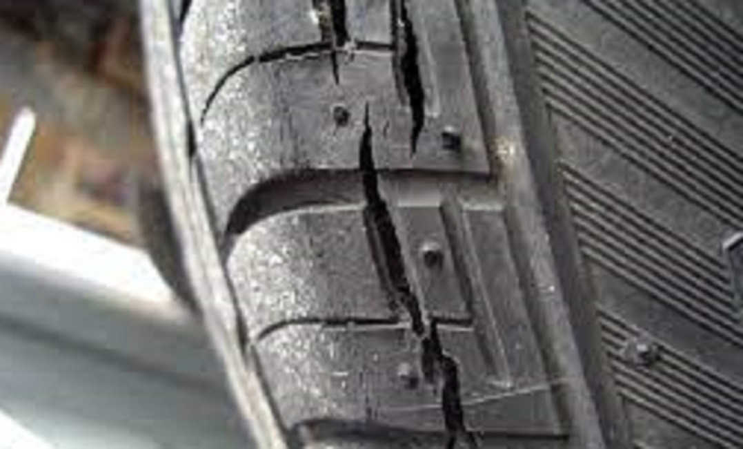 ගෙවුණු ටයර් අල්ලන්න පොලිසිය පැනීම තවදුරටත් !