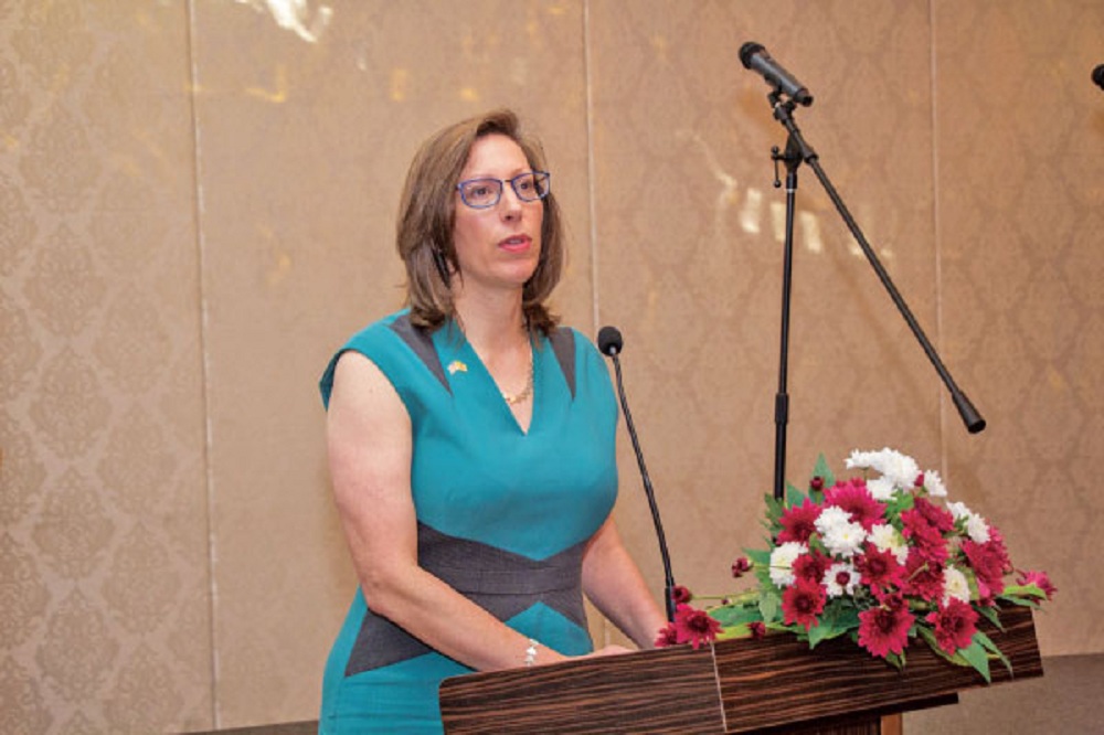 ආර්ථික අවධානම ගැන හිතන්න : ඇමරිකානු තානාපතිනිය සිරිසේනට දන්වයි !